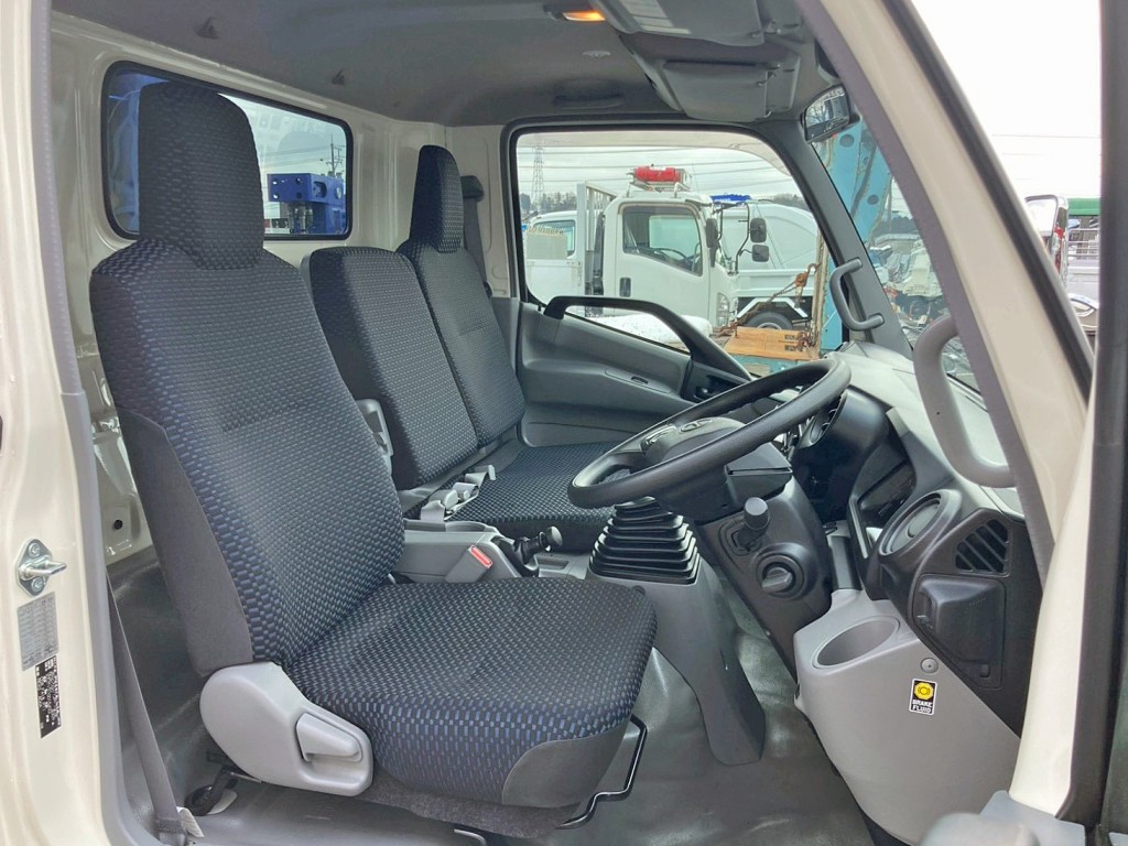乗車定員は3名です。|日野 デュトロ 2KG-XZU712M(2WD)の写真7