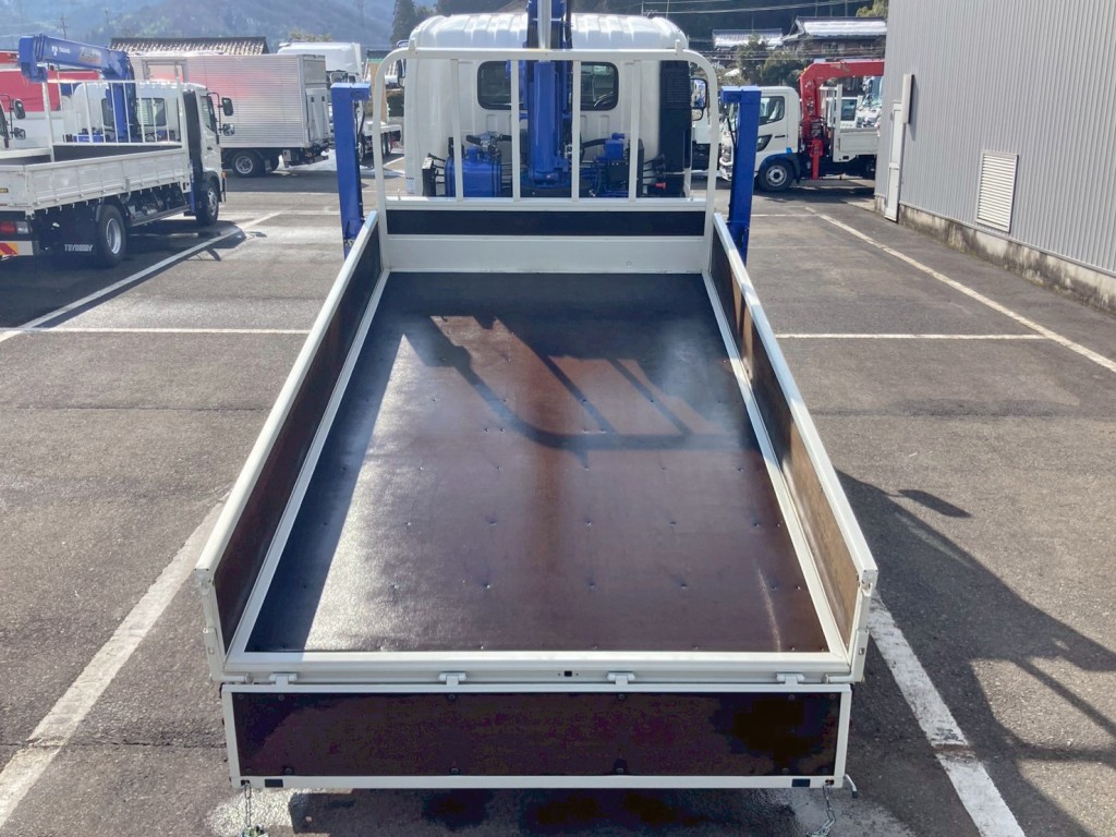 床は板張りです。|日野 デュトロ 2KG-XZU712M(2WD)の写真9