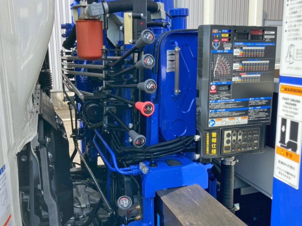 クレーンの操作レバーです。|日野 デュトロ 2KG-XZU712M(2WD)の写真15