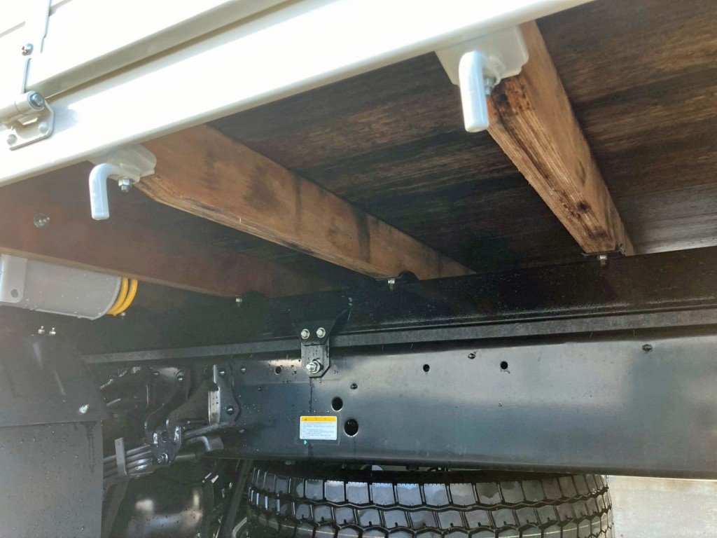 シャーシとネタの状態です。(縦ネタは鉄製・横ネタは木製です)|日野 レンジャー 2KG-FE2ACAの写真6