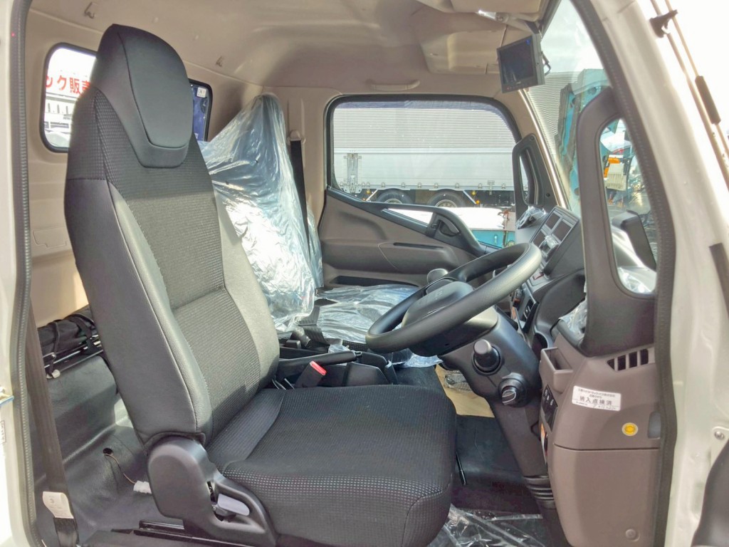 乗車定員は3名です。|三菱 キャンター 2PG-FEB80(2WD)の写真7