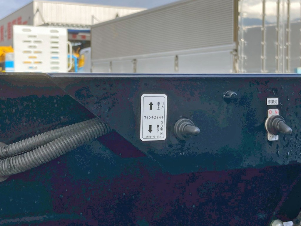 ウインチの操作スイッチです。|三菱 キャンター 2PG-FEB80(2WD)の写真10