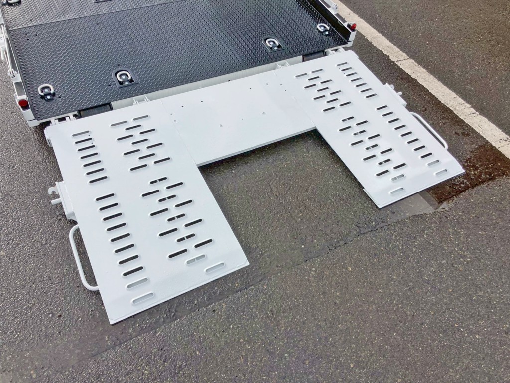 歩みは手動式です。|三菱 キャンター 2PG-FEB80(2WD)の写真17