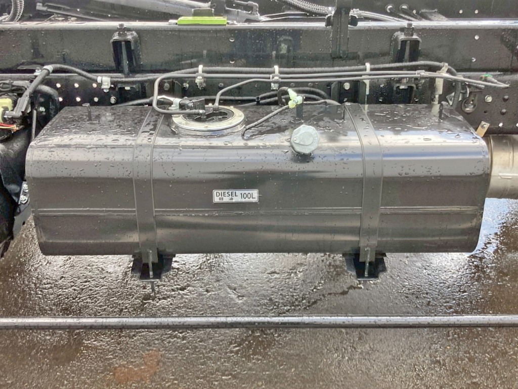 燃料タンクは100Lです。|三菱 キャンター 2PG-FEB80(2WD)の写真21