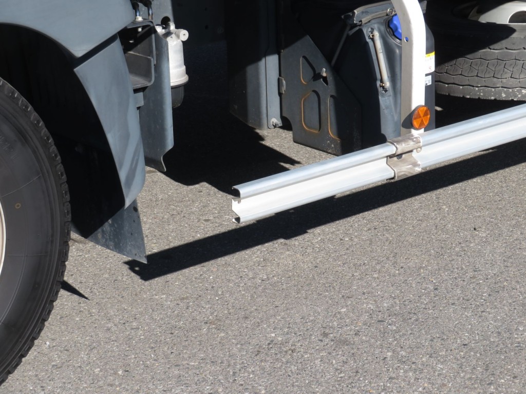 助手席側サイドバンパーの先端カバーが欠品しています。|日野 レンジャー 2PG-FD2ABG(2WD)の写真43