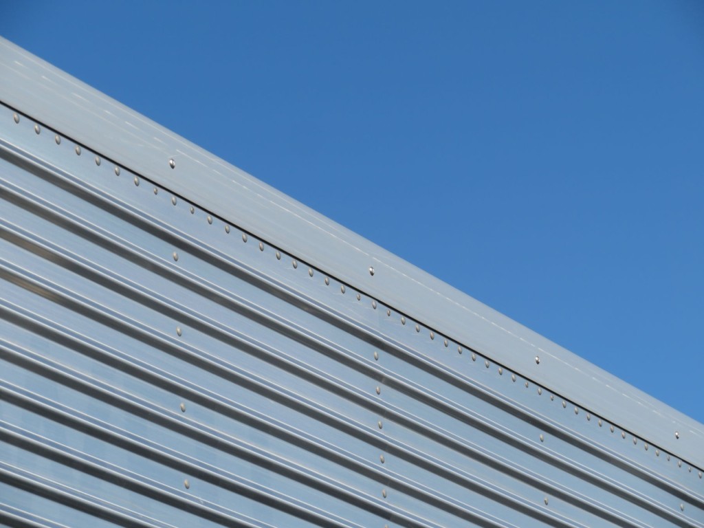 助手席側コルゲート上部の枠に線キズがあります。|日野 レンジャー 2PG-FD2ABG(2WD)の写真47