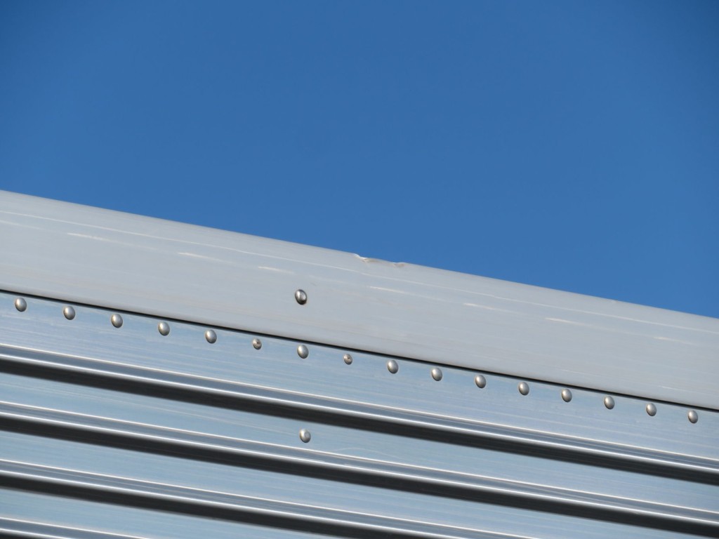 助手席側コルゲート上部の枠にヘコミ箇所があります。|日野 レンジャー 2PG-FD2ABG(2WD)の写真49