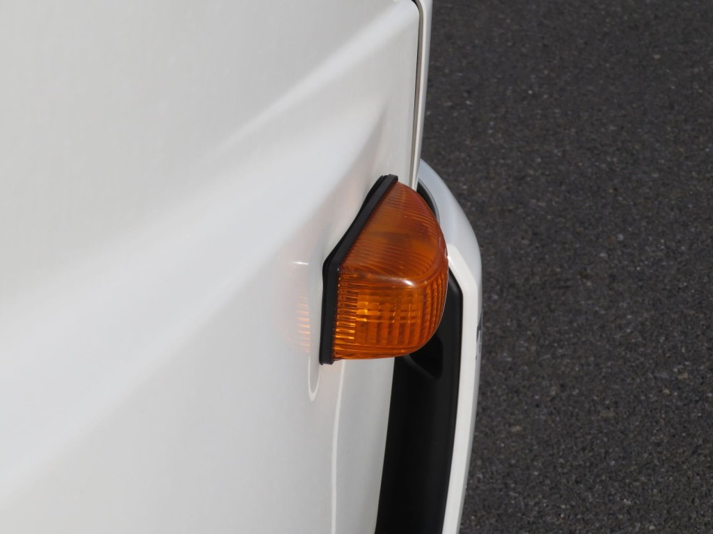 運転席ドアウインカー取り付け面にヘコミがあります。|日野 レンジャー 2PG-FD2ABG(2WD)の写真63