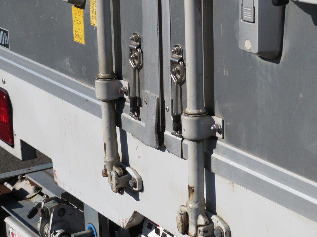 リア扉中央部のカドに曲がりがあります。|日野 レンジャー 2PG-FD2ABG(2WD)の写真81