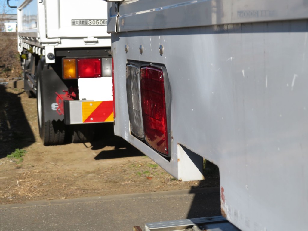 リアレール助手席側にヘコミがあります。|日野 レンジャー 2PG-FD2ABG(2WD)の写真87