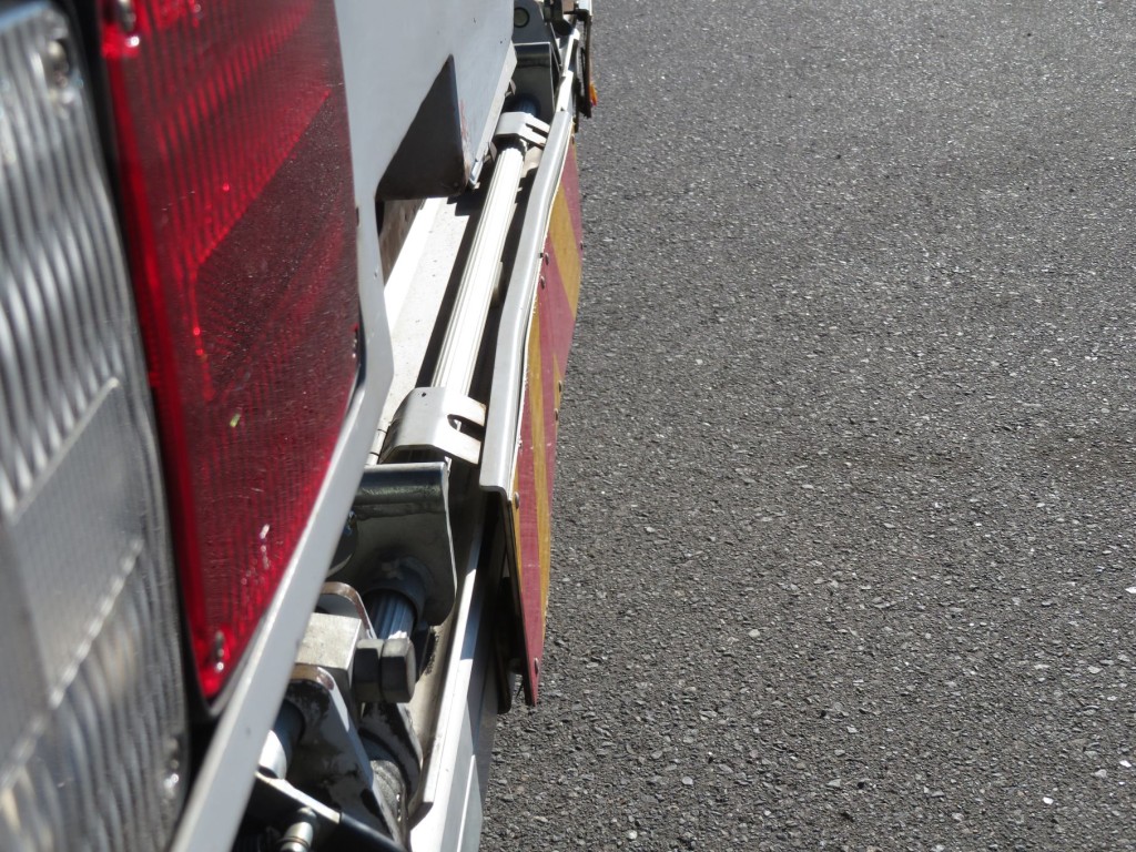 反射板のステーに曲がりがあります。|日野 レンジャー 2PG-FD2ABG(2WD)の写真91