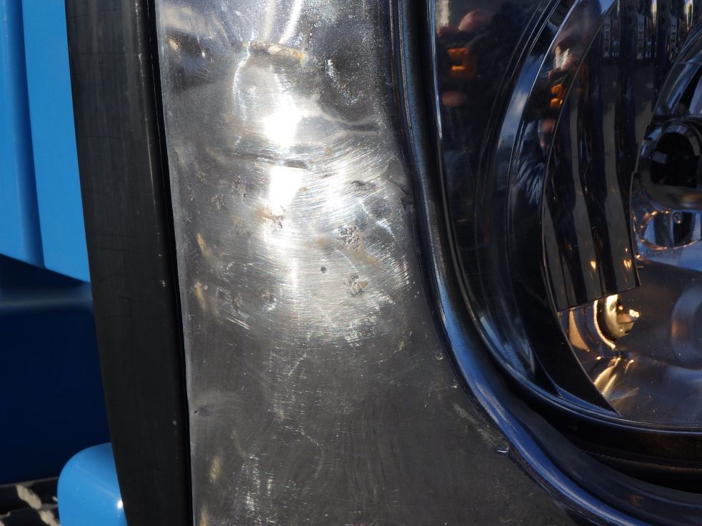 フロントバンパーの運転席側にたたき出し跡があります。|日野 プロフィア QPG-SH1EDDGの写真38