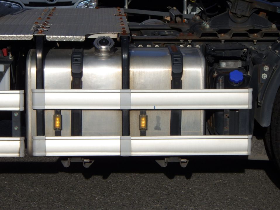 燃料タンクは３９０Lです。|日野 プロフィア QPG-SH1EDDGの写真50