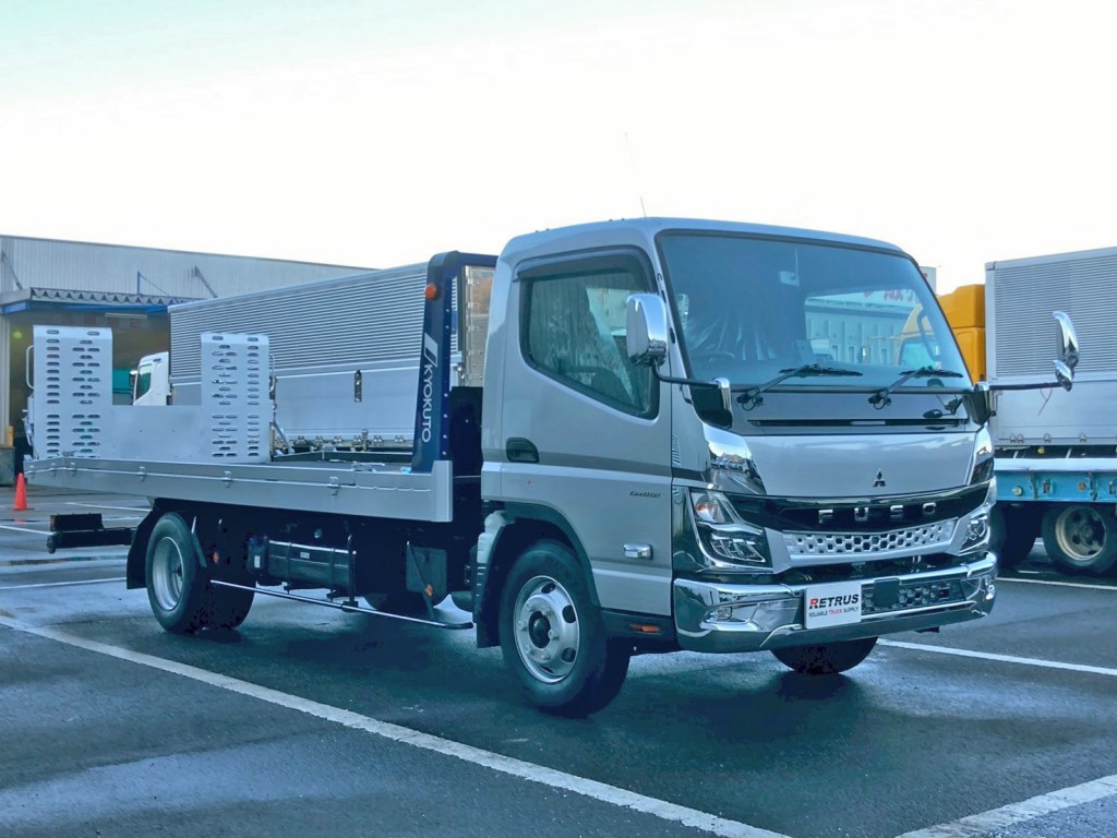 フロント周り、メッキパーツで飾っています。|三菱 キャンター 2PG-FEB80(2WD)の写真2