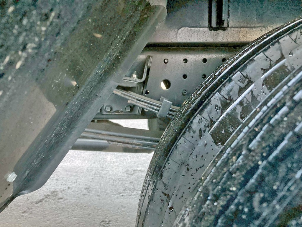 リーフサスです。|三菱 キャンター 2PG-FEB80(2WD)の写真5