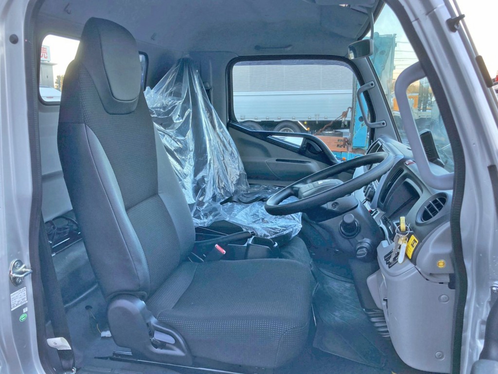 乗車定員は3名です。|三菱 キャンター 2PG-FEB80(2WD)の写真7