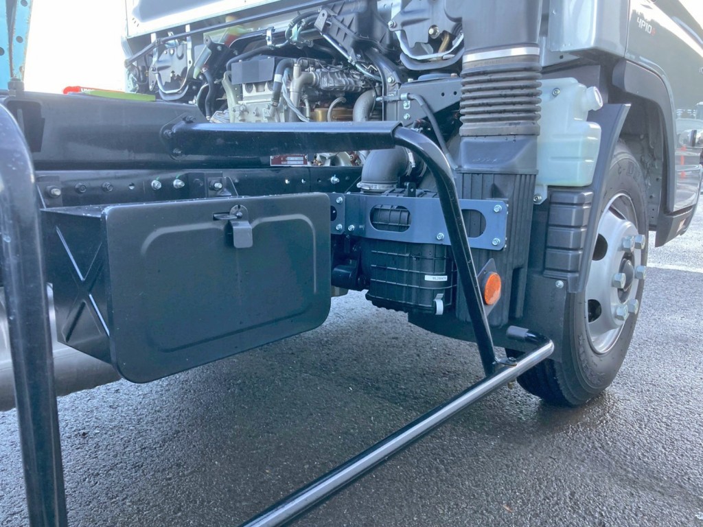 運転席側に工具箱が付いています。|三菱 キャンター 2PG-FEB80(2WD)の写真15