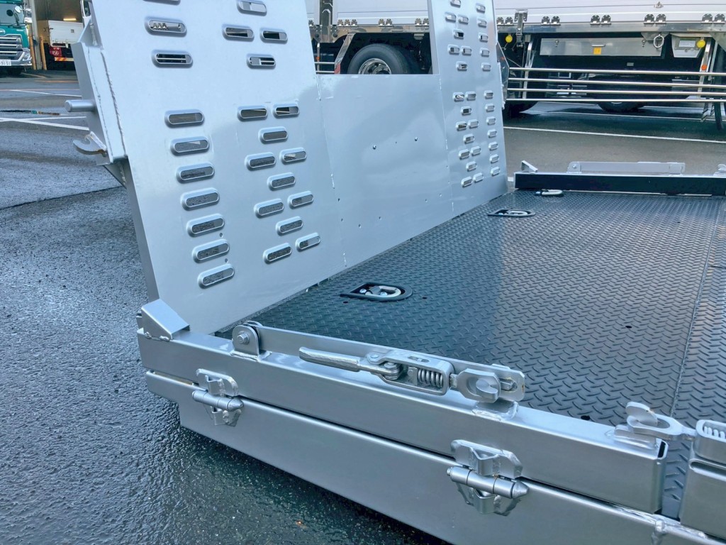 歩み卸し時のロックの格納状態です。|三菱 キャンター 2PG-FEB80(2WD)の写真17