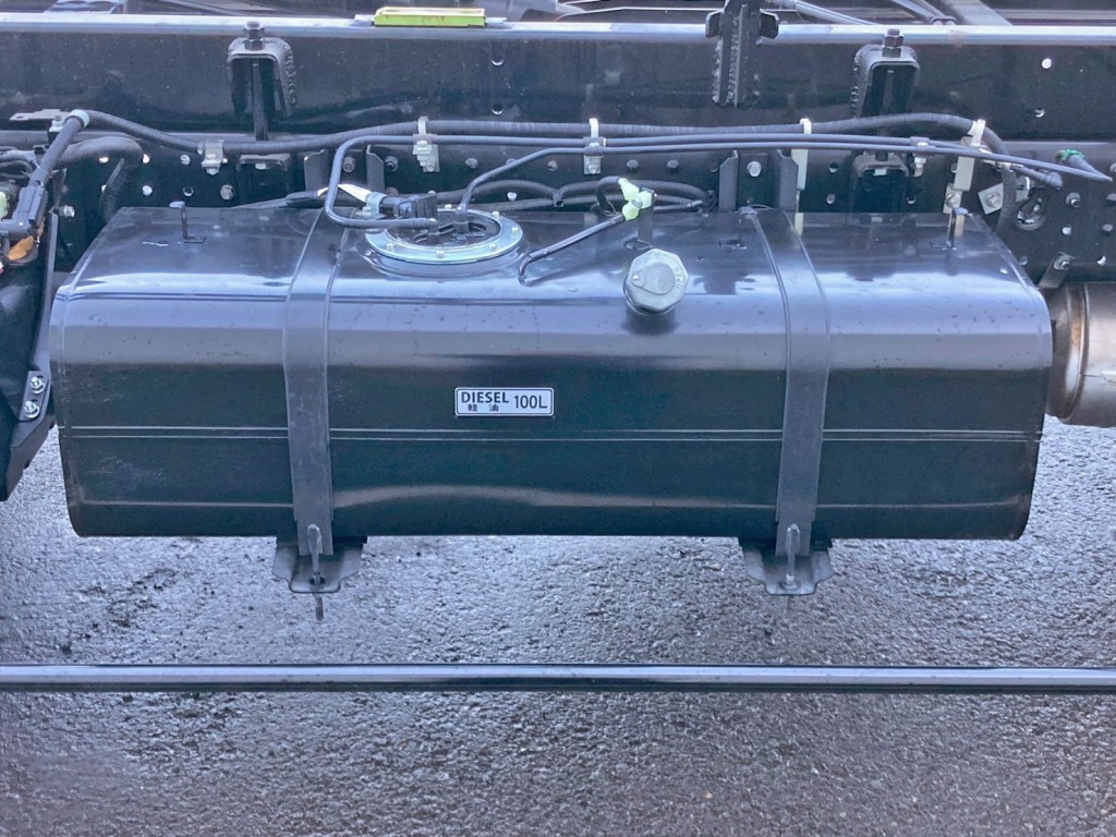 燃料タンクは100Lです。|三菱 キャンター 2PG-FEB80(2WD)の写真22