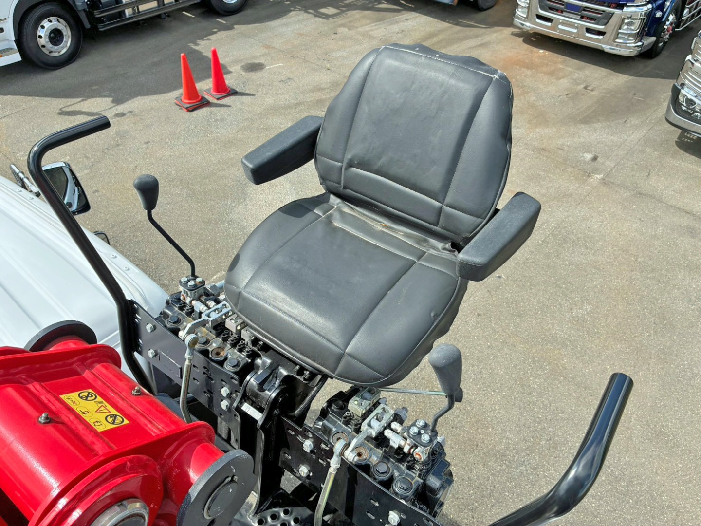 トップシートです。(センサー付きの為 トップシートに座らないと上物の操作ができません)|日野 レンジャー 2KG-FE2ACAの写真8