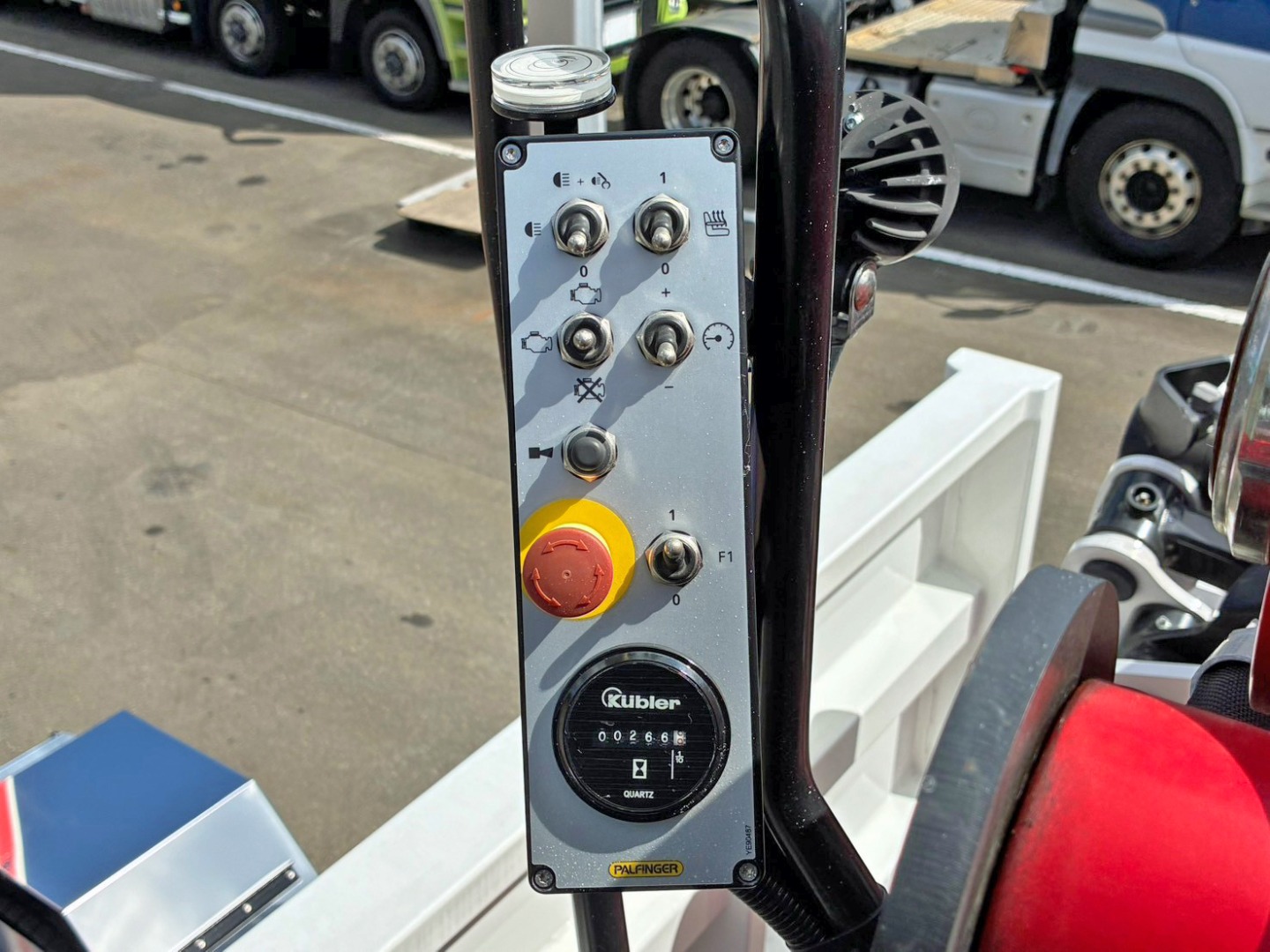 トップシートの各種操作スイッチです。|日野 レンジャー 2KG-FE2ACAの写真10