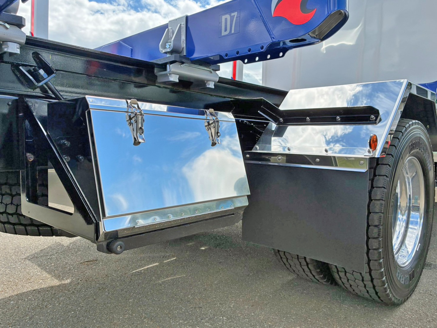 運転席側後方にステンレス製の工具箱が付いています。|日野 レンジャー 2KG-FE2ACAの写真31