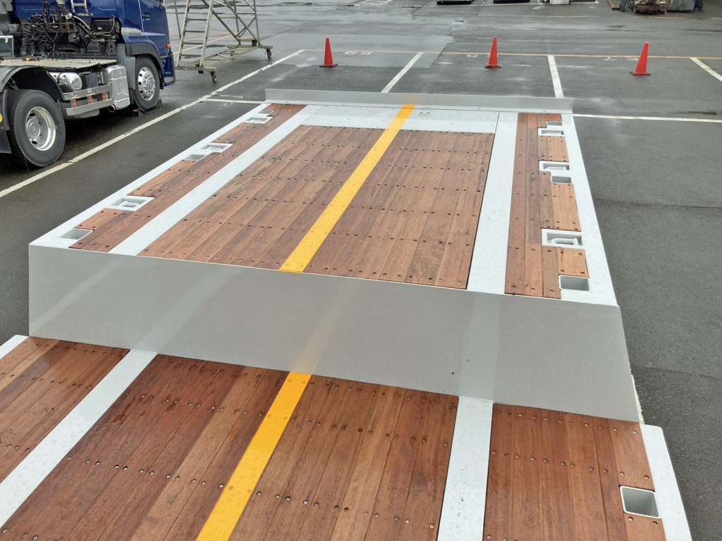 前方は段落ち仕様です。(上段長：2.86m　幅：2.49mです)|トレクス  PLR232ASの写真11