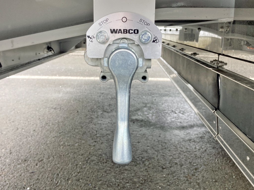 エアサスの昇降レバーです。|トレクス  PLR232ASの写真21