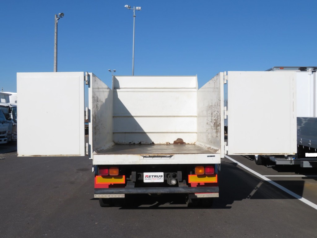 リア扉は観音開き式です。|いすゞ フォワード PKG-FRR90S1(2WD)の写真22