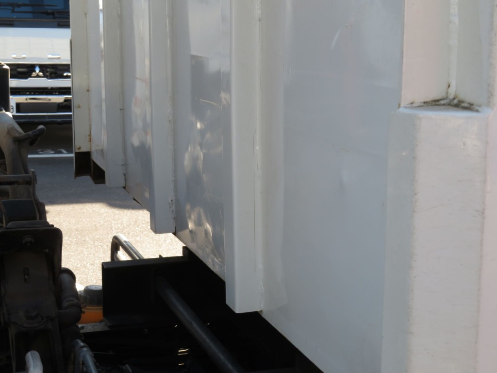 プロテクター下部が外側に膨らんでいます。|いすゞ フォワード PKG-FRR90S1(2WD)の写真31