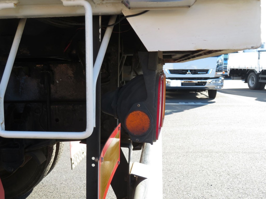 助手席側テールランプステーに上りがあります。|いすゞ フォワード PKG-FRR90S1(2WD)の写真40