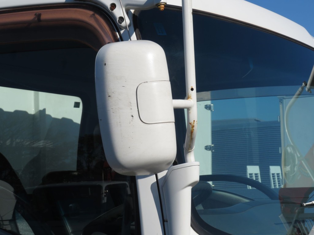 運転席側サイドミラーカバーに細かいキズがあります。|いすゞ フォワード PKG-FRR90S1(2WD)の写真42