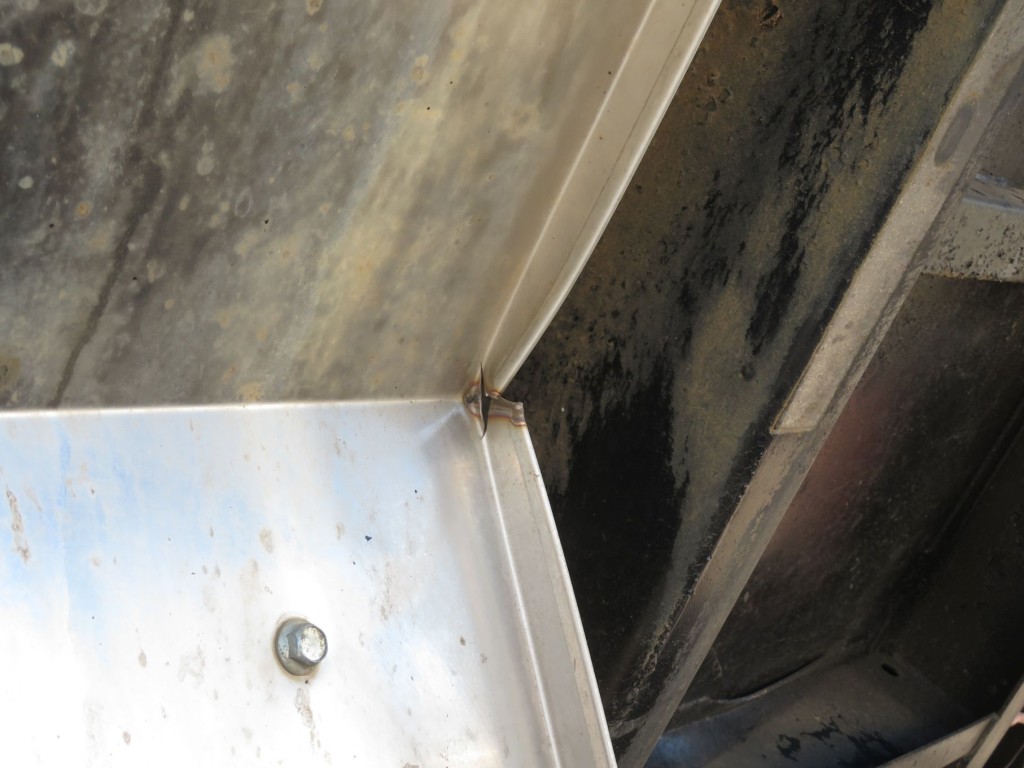 運転席側リアフェンダー内側に小さい割れがあります。|いすゞ フォワード PKG-FRR90S1(2WD)の写真54