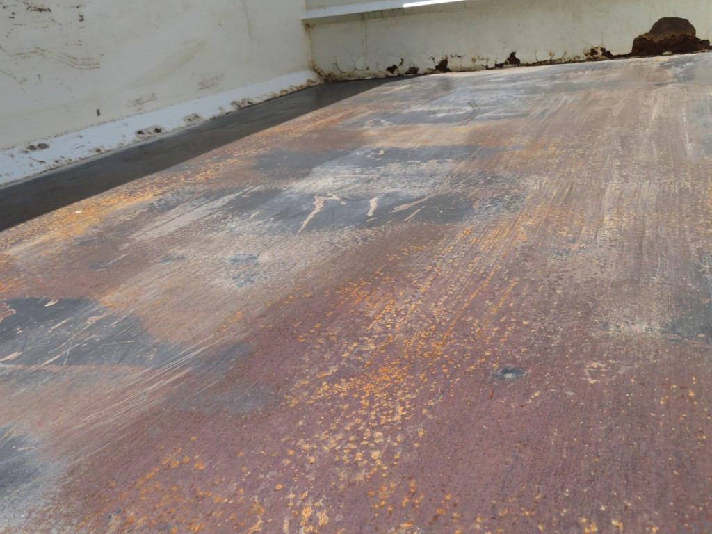 床中央付近にウェーブ上のヘコミがあります。|いすゞ フォワード PKG-FRR90S1(2WD)の写真56