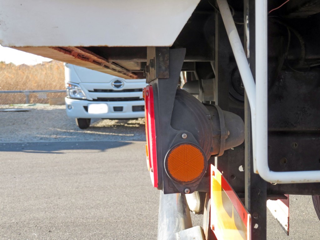 運転席側リアフェンダー内側に小さい割れがあります。|いすゞ フォワード PKG-FRR90S1(2WD)の写真65