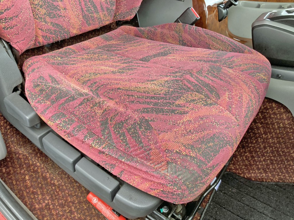 運転席座面にヘタリがあります。|UDトラックス  2PG-CD5CAの写真8