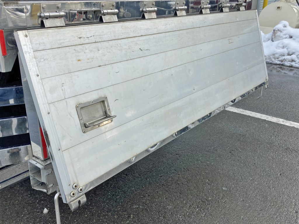 リヤアオリ裏側にステップが付いています。|UDトラックス  2PG-CD5CAの写真10
