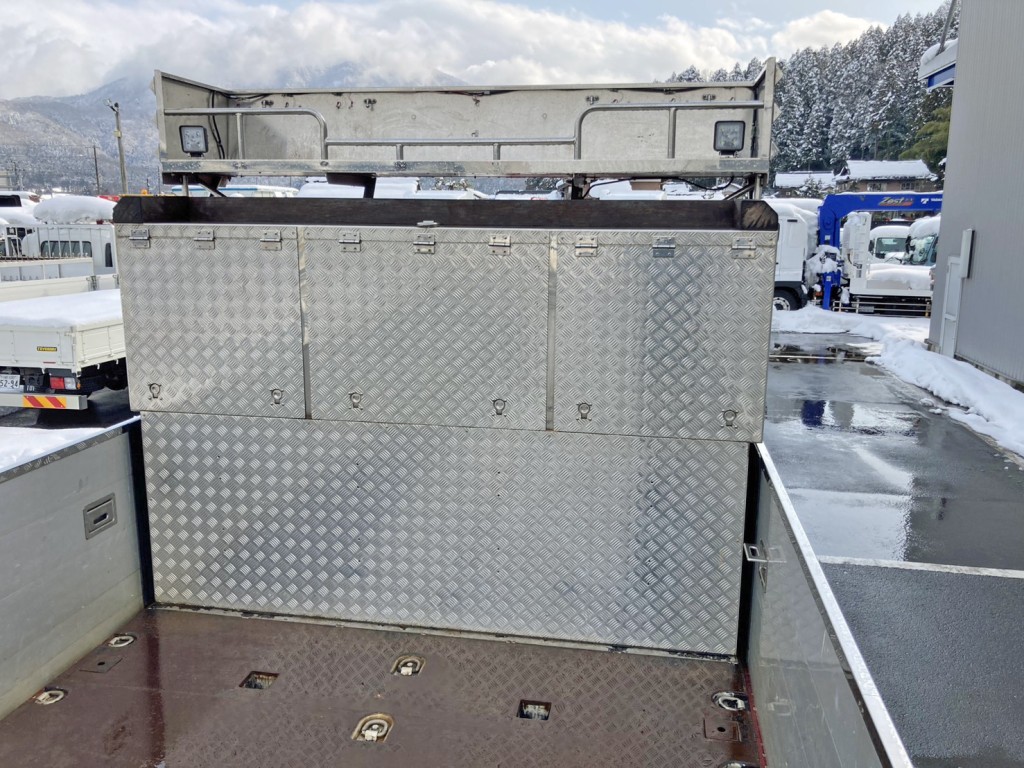 プロテクターに縞板アルミが張られています。|UDトラックス  2PG-CD5CAの写真13