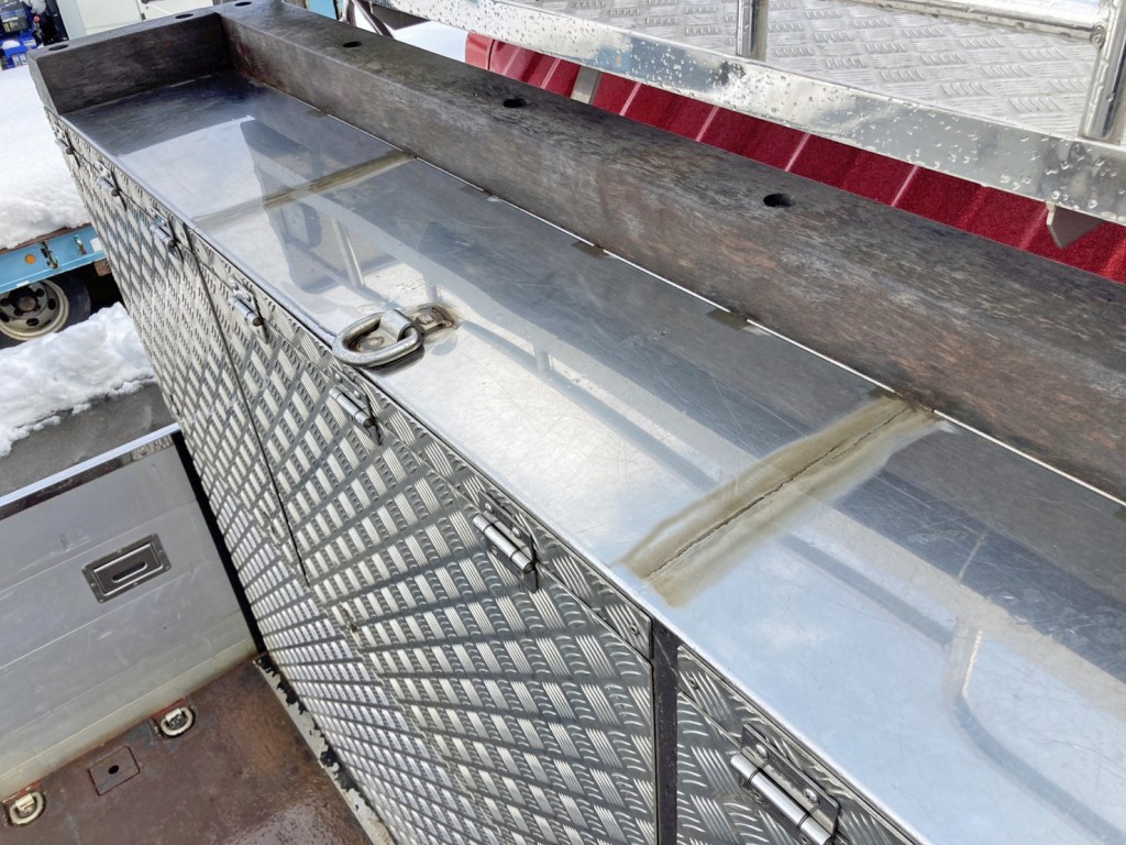 プロテクター中央上部にフックが付いています。|UDトラックス  2PG-CD5CAの写真15