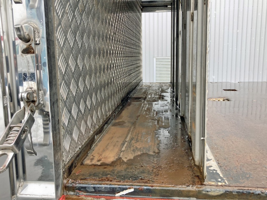 プロテクター下部に左右から出し入れできる物入れが付いています。(助手席側からの状態 幅：2.41m)|UDトラックス  2PG-CD5CAの写真23