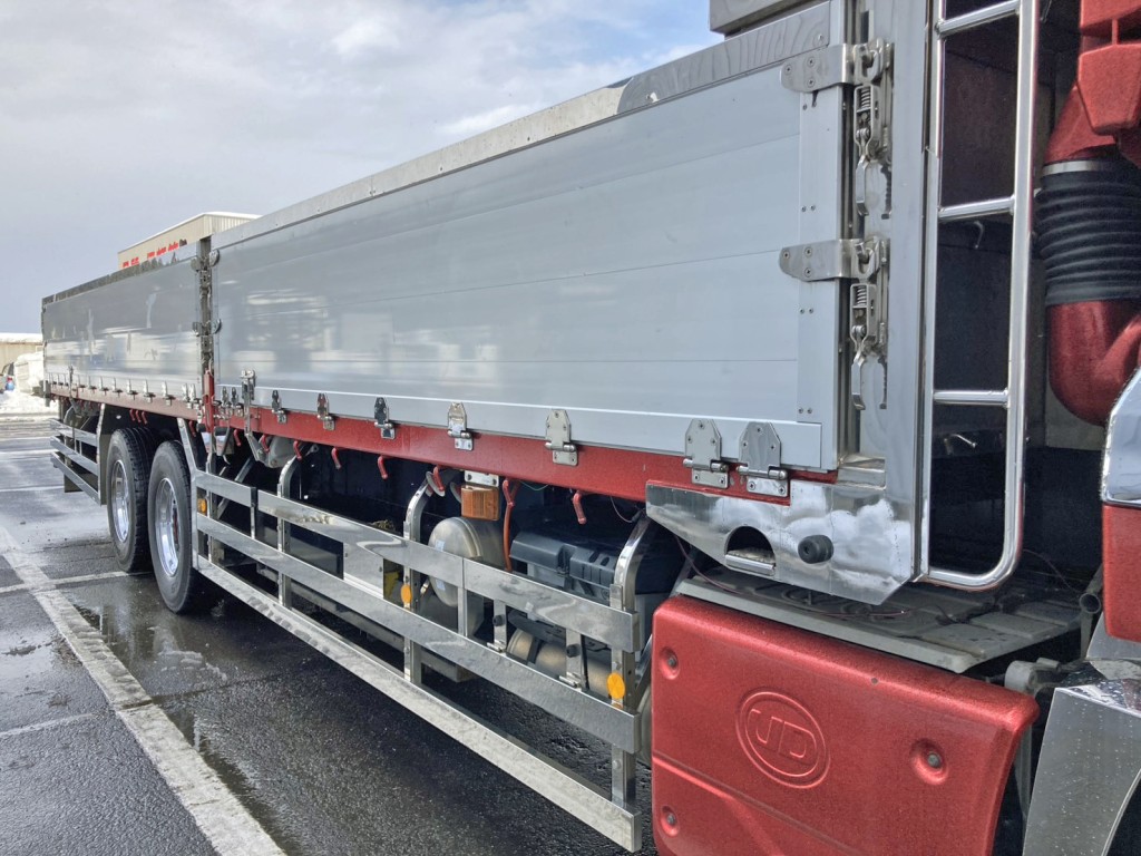 左右アオリ上部にステンが張られてます。(蝶番・キャッチ・サイドバンパー・リヤフェンダーはステン)|UDトラックス  2PG-CD5CAの写真24