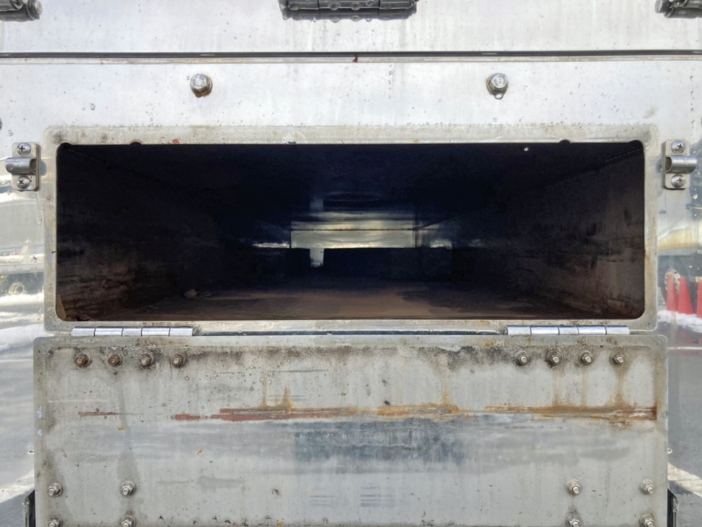 リヤレール中央部の物入れの状態です。|UDトラックス  2PG-CD5CAの写真29