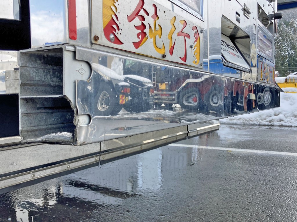 リヤバンパー助手席側に割れ・カバー欠品しています。|UDトラックス  2PG-CD5CAの写真30