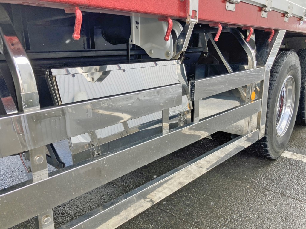 ボディー運転席側後方にステンレス製の工具箱が付いています。|UDトラックス  2PG-CD5CAの写真33