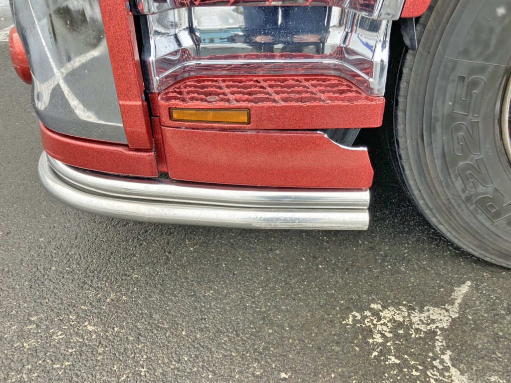 助手席側ステップカバーに割れがあります。|UDトラックス  2PG-CD5CAの写真35