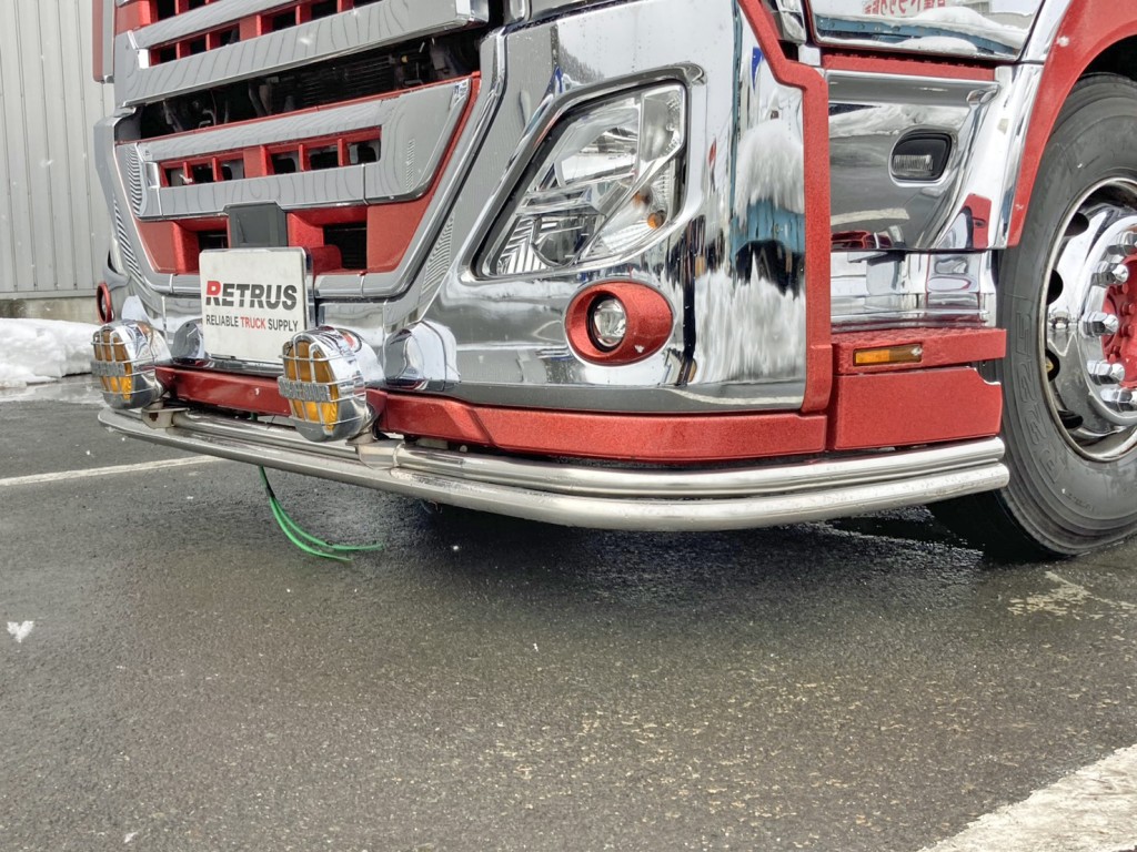 フロントバンパー下部にステンレス製のバーが付いています。|UDトラックス  2PG-CD5CAの写真36