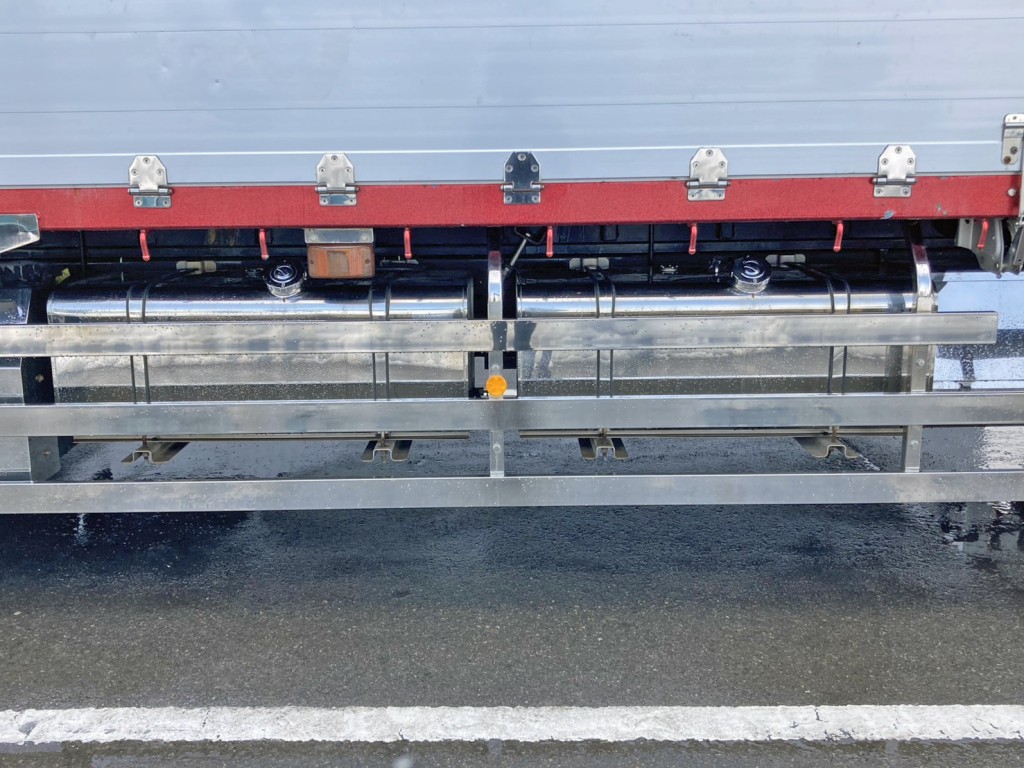 燃料タンクは300Lが2つ付いています。(ステンレス製)|UDトラックス  2PG-CD5CAの写真39