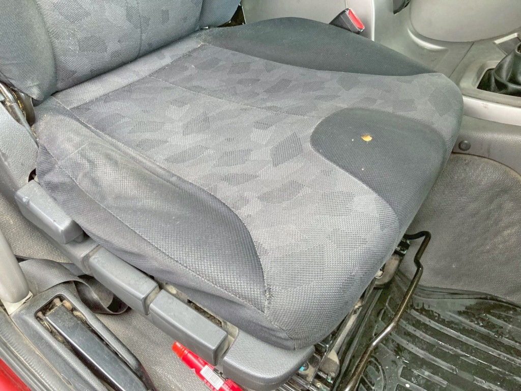 運転席座面にヘタリ・穴あきがあります。|UDトラックス クオン QKG-CW5XLの写真8