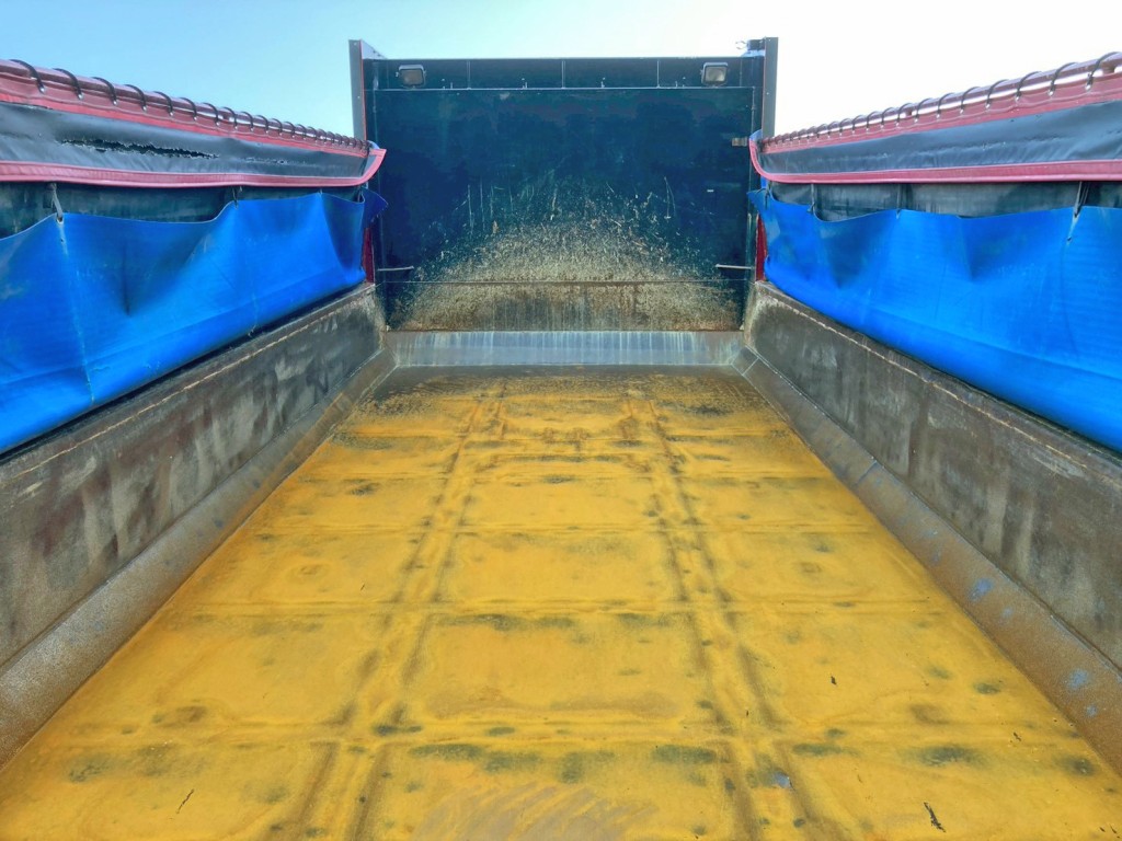 床板の所々にヘコミがあります。|UDトラックス クオン QKG-CW5XLの写真10