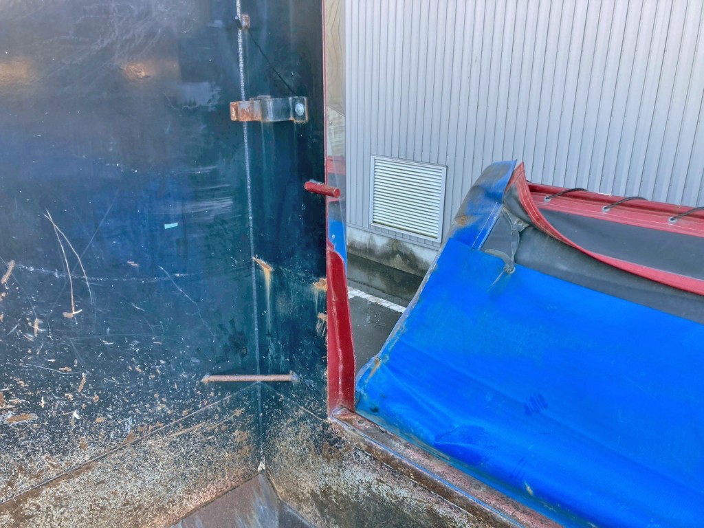 ボディー運転席側前方にコボレーンストッパーが付いています。|UDトラックス クオン QKG-CW5XLの写真13